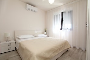 Exclusive Apartment, Sea View | In-room safe, individually decorated, individually furnished, desk - Villa Aquamarie (Trogir)
