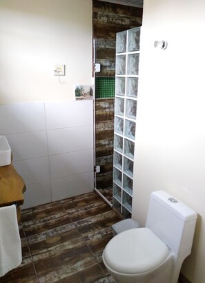 Superior Suite, Multiple Beds, Non Smoking | Bathroom | Shower, free toiletries, towels - Pousada Refúgio dos Pássaros (Imbituba)