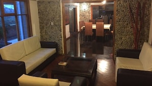 Habitació estàndard, 1 llit de matrimoni, no fumadors, vistes al turó | Sala d'estar