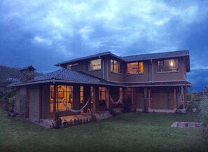 Facciata della struttura - sera/notte