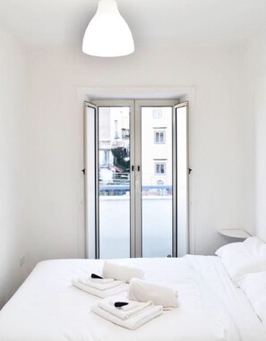 2 bedrooms, desk, iron/ironing board, WiFi