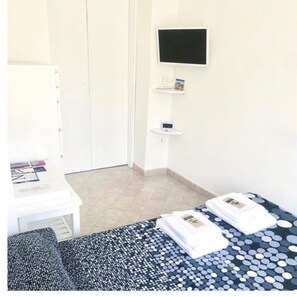 2 bedrooms, desk, iron/ironing board, WiFi