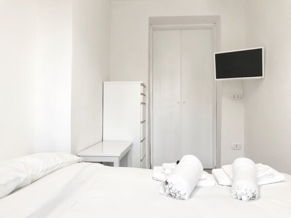 2 bedrooms, desk, iron/ironing board, WiFi