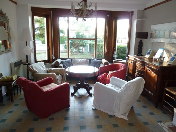 Fireplace, books, stereo