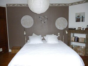 3 habitaciones, tabla de planchar con plancha y cuna de viaje