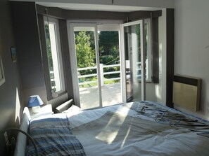 3 habitaciones, tabla de planchar con plancha y cuna de viaje