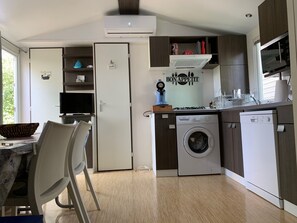 Réfrigérateur, micro-ondes, four, plaque de cuisson