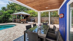Outdoor dining - Waterfront -Canal, Tampa Bay, Large Heated Pool, Tiki Bar, Minutes to the Beach! (Anna Maria)