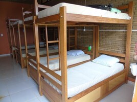 Dormitório compartilhado, somente para homens | Cofres nos quartos, roupa de cama