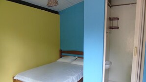 A room with a bed, a toilet, and a shower area. - Amazon Eco Hostel (Iranduba)