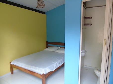 Caja de seguridad en la habitación y ropa de cama . Amazon Eco Hostel