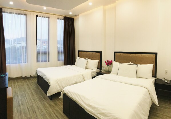 Minibar, desk, blackout curtains, soundproofing - Phuc Lam Hotel (Da Nang)