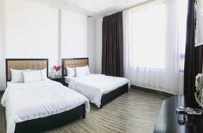 Minibar, Schreibtisch, Verdunkelungsvorhänge, schallisolierte Zimmer
