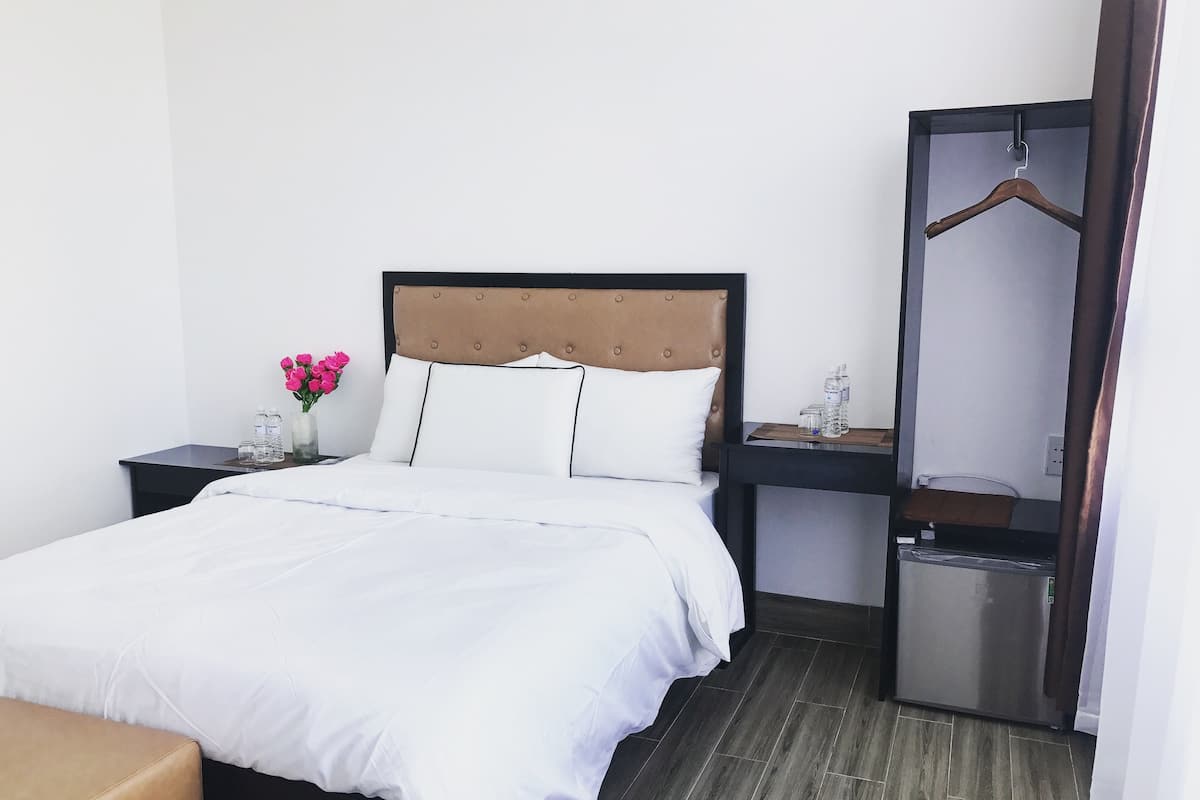 Minibar, escritorio, cortinas blackout y insonorización