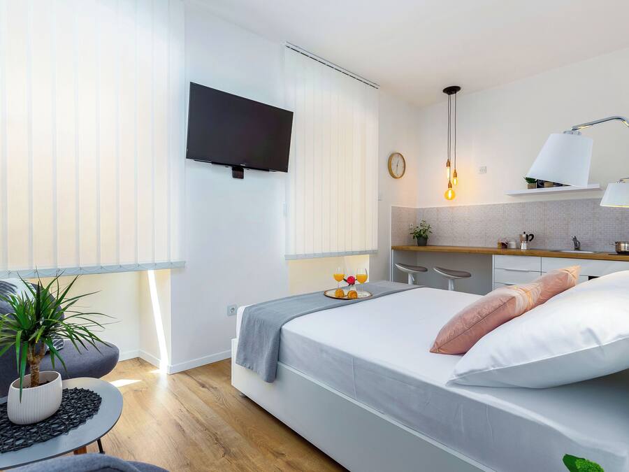 Romantic Apartment, 1 Queen Bed, Non Smoking, Kitchenette | 1 bedroom, premium bedding, down duvets, memory-foam beds