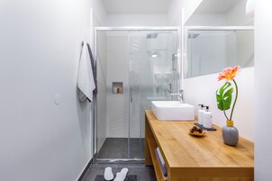 Apartamento romántico, 1 cama de matrimonio, no fumadores, cocina básica | Baño | Ducha y cabezal de ducha tipo lluvia