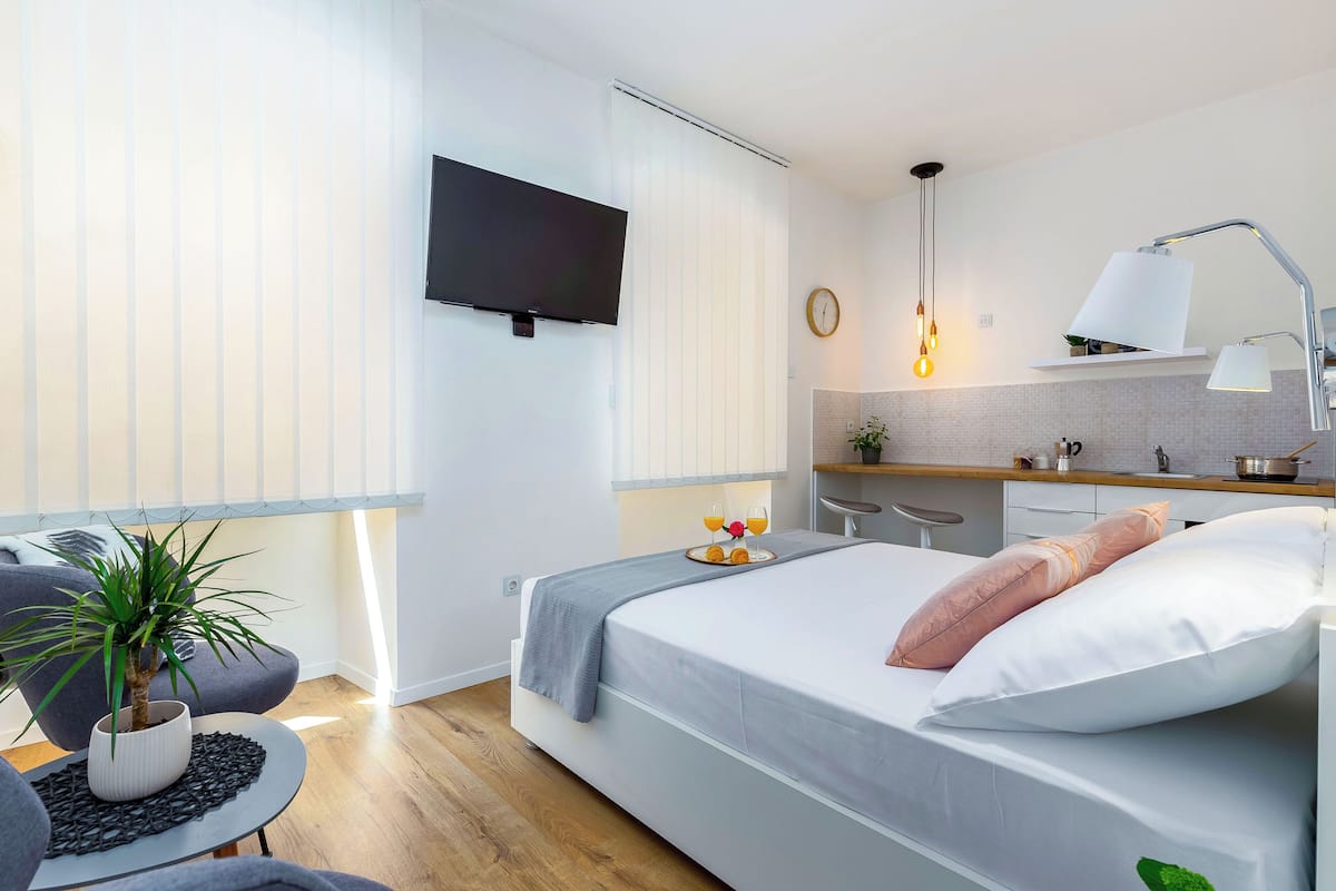 Departamento romántico, 1 cama Queen size, para no fumadores, cocineta | 1 habitación, ropa de cama de alta calidad y edredón