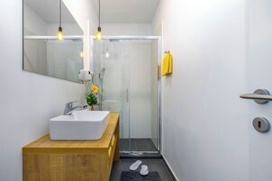 Deluxe-lejlighed - 1 queensize-seng med sovesofa - ikke-ryger - tekøkken | Badeværelse | Bruser, brusehoved med spredningseffekt, miljøvenlige toiletartikler