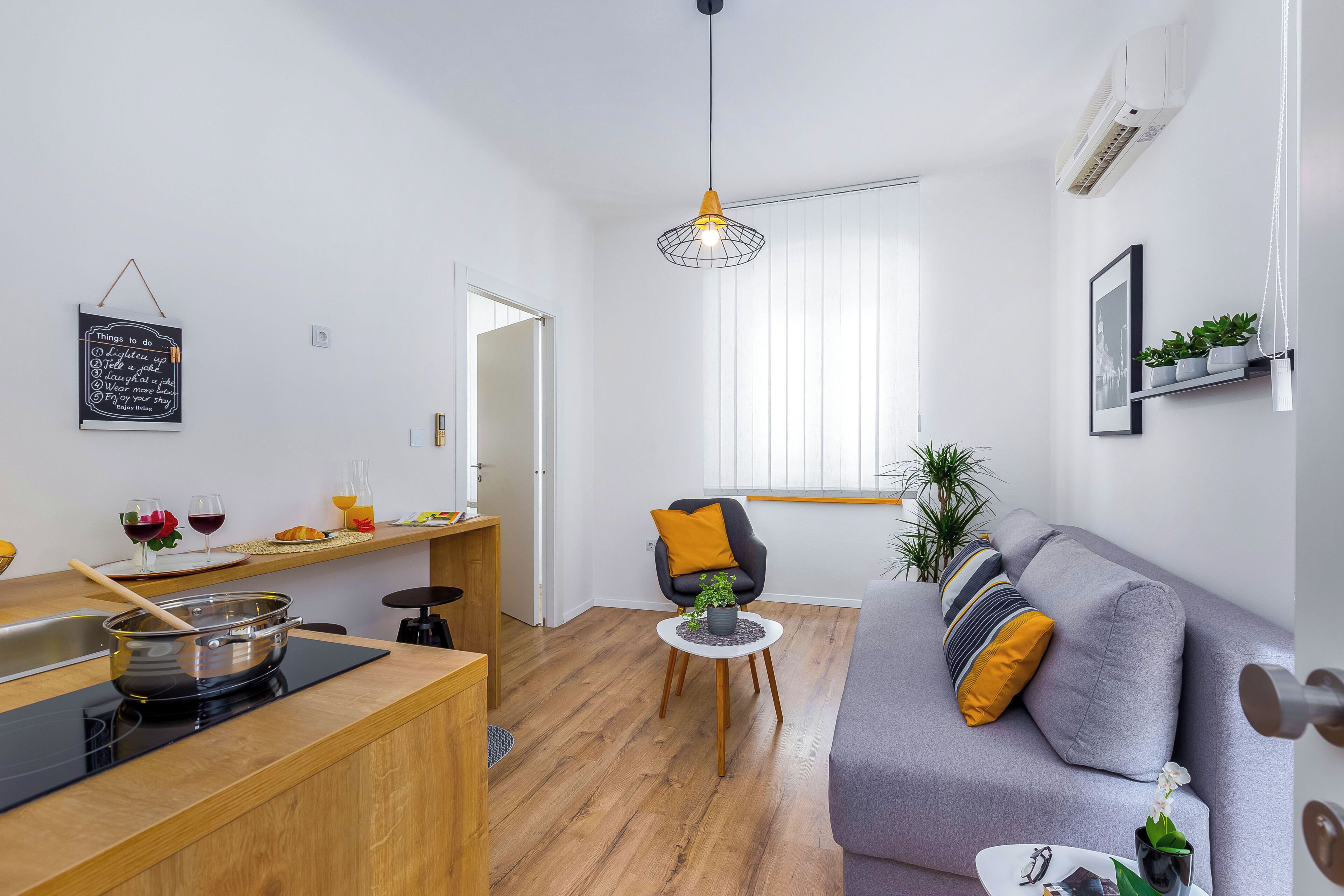 Apartamento Deluxe, 1 cama de matrimonio con sofá cama, no fumadores, cocina básica | Zona de estar | Una Smart TV, una consola de videojuegos, Netflix, un ordenador
