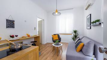 Apartamento Deluxe, 1 cama de matrimonio con sofá cama, no fumadores, cocina básica | Zona de estar | Una Smart TV, una consola de videojuegos, Netflix, un ordenador