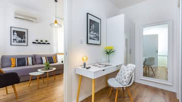Appartement Deluxe, 1 grand lit et 1 canapé-lit, non-fumeurs, coin cuisine | Coin séjour | TV connectée, console de jeux vidéo, Netflix, ordinateur