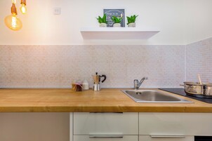 Apartamento romántico, 1 cama de matrimonio, no fumadores, cocina básica | Cocina básica privada | Frigorífico, placa de cocina, cafetera o tetera y hervidor eléctrico