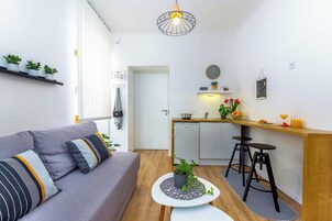 Apartamento Deluxe, 1 cama de matrimonio con sofá cama, no fumadores, cocina básica | Zona de estar | Una Smart TV, una consola de videojuegos, Netflix, un ordenador