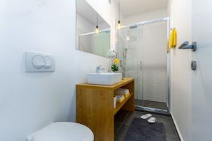 Appartement Deluxe, 1 grand lit et 1 canapé-lit, non-fumeurs, coin cuisine | Salle de bain | Douche, douche à « effet pluie », articles de toilette écologiques