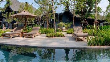 Ulkouima-allas avoinna 7.00–19.00, aurinkotuoleja