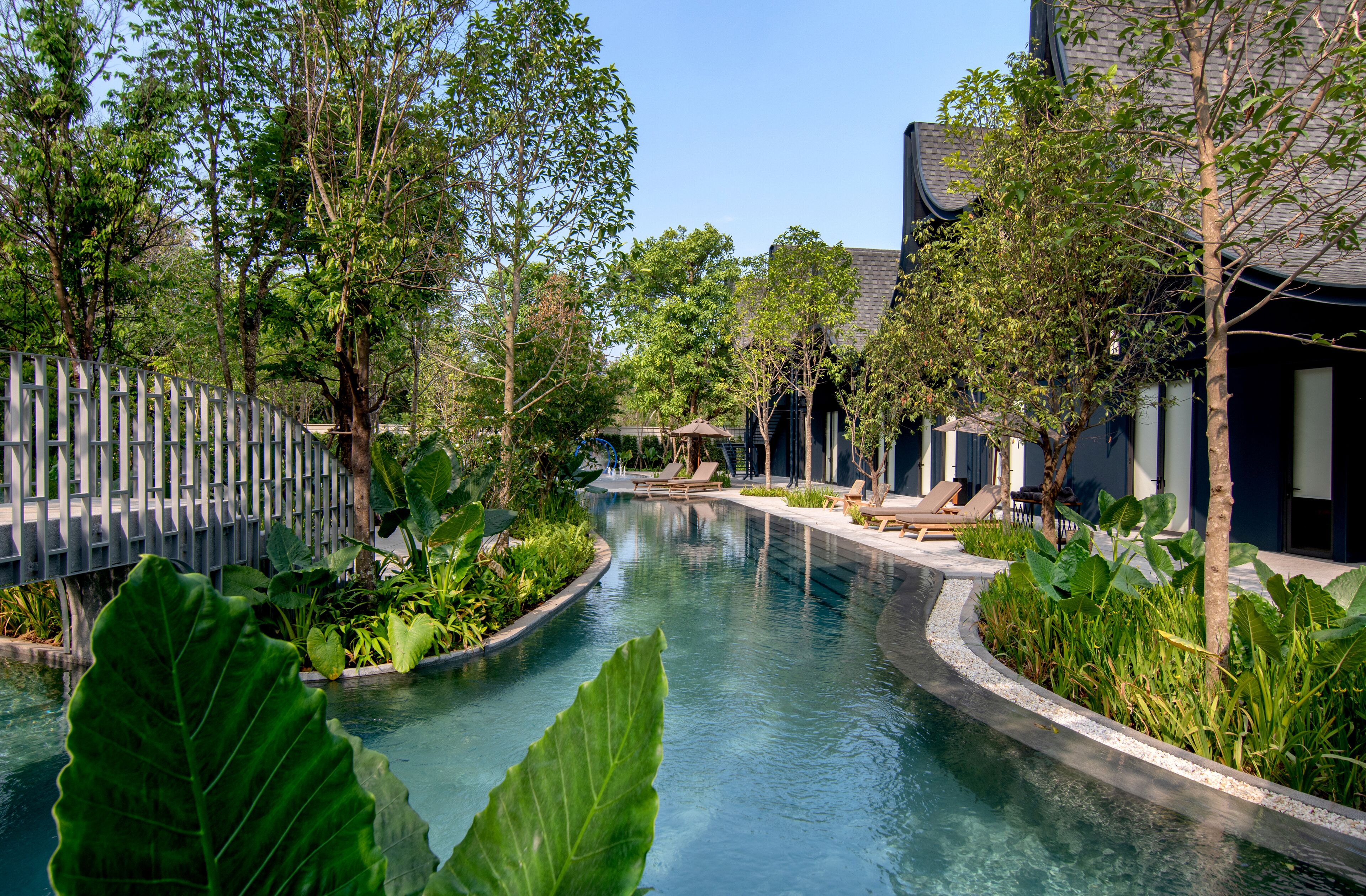 Een buitenzwembad, open van 07.00 uur tot 19.00 uur, en ligstoelen