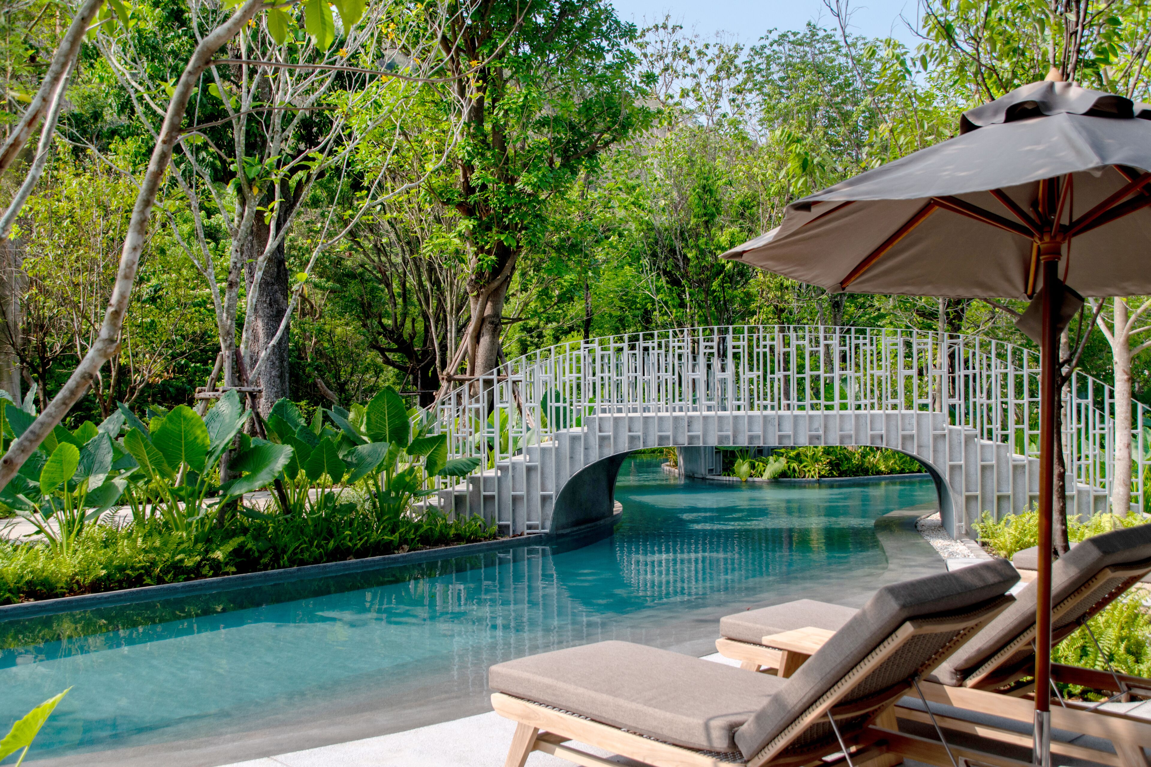 室外游泳池，開放時間為 07:00 至 19:00，提供日光浴躺椅