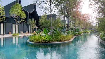 Kolam renang outdoor, dengan kursi berjemur