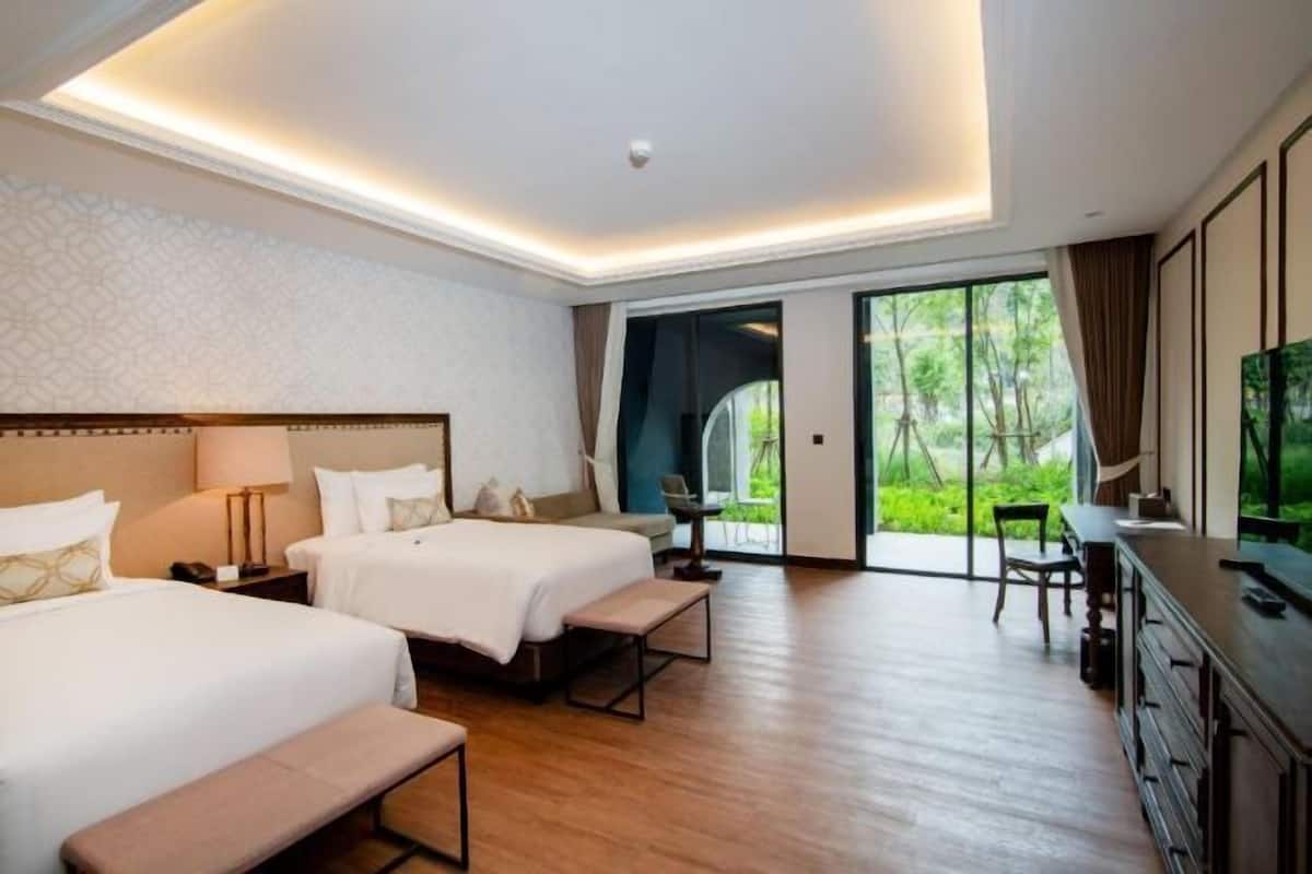 Minibar, in-room safe, desk, blackout curtains
