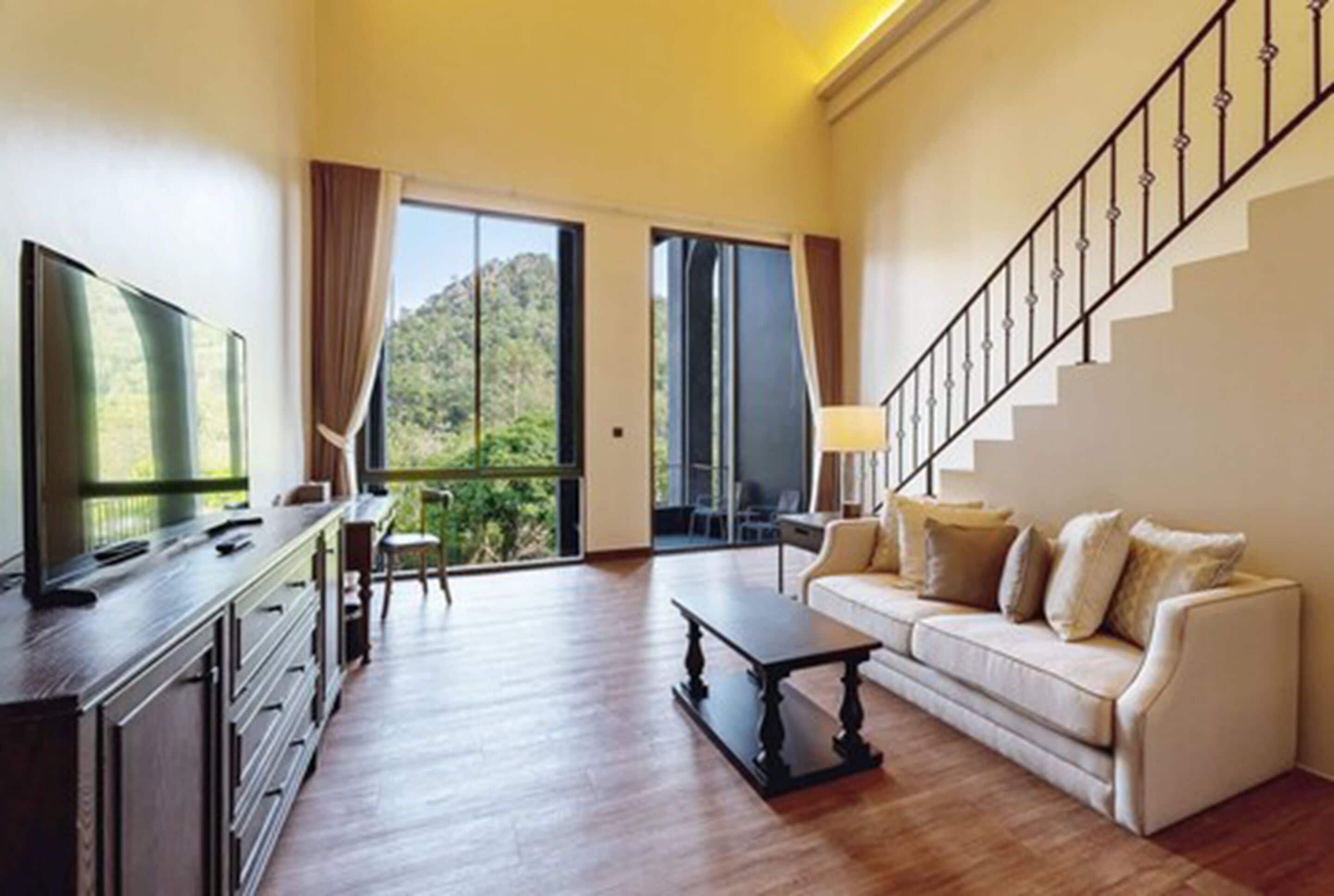 duplex room | living room | 49-inch flat-screen tv with cable channels, tv, netflix