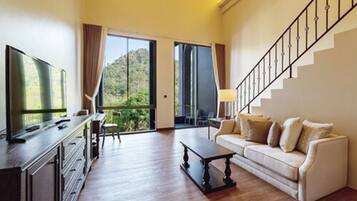 Duplex Room | Living room | 49-inch flat-screen TV with cable channels, TV, Netflix