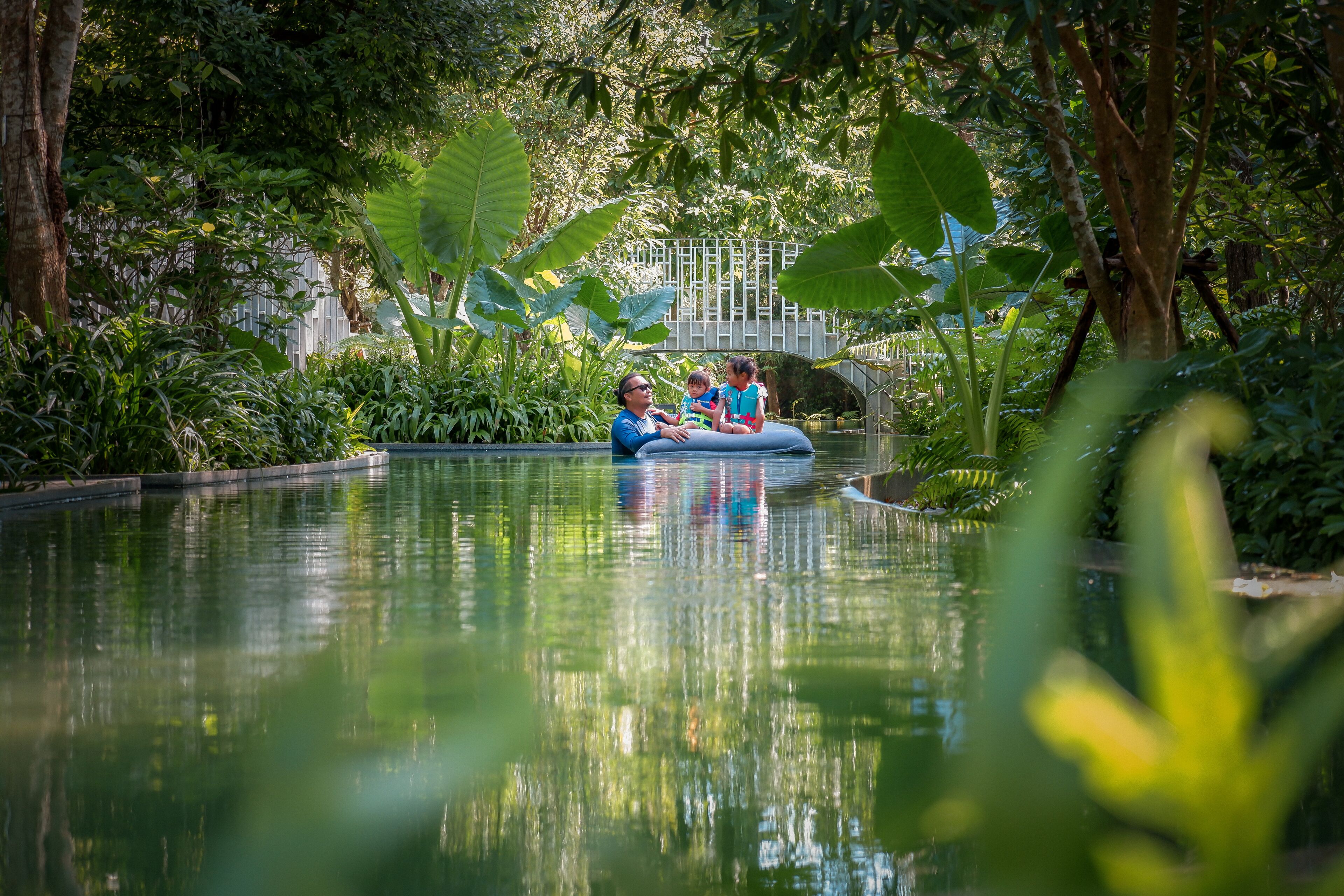 outdoor pool, open 7:00 am to 7:00 pm, pool loungers