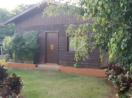 Cabin, 2 Bedrooms, Private Bathroom | Blackout drapes, free WiFi, bed sheets