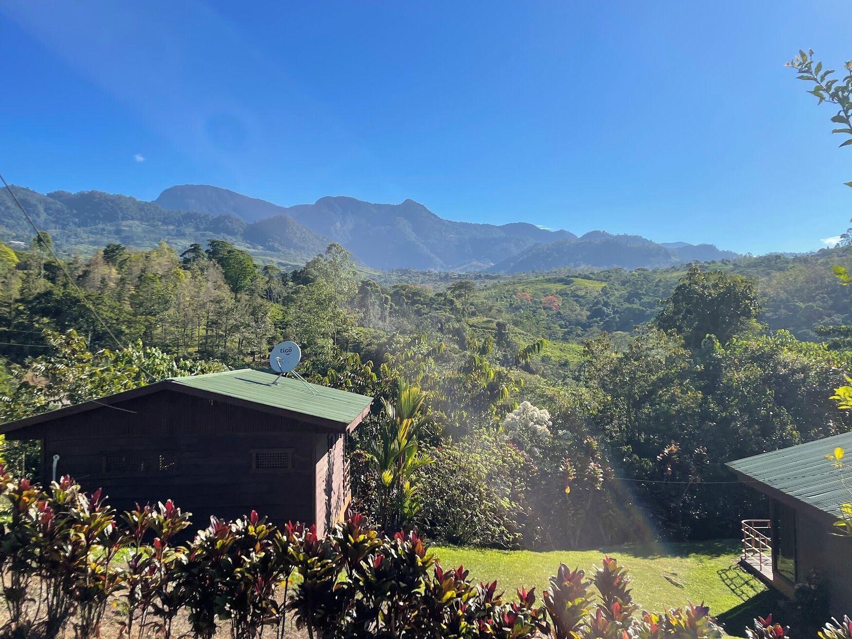 Cabaña panorámica, 1 habitación, baño privado, vistas a la montaña | Zona de estar | Una televisión de pantalla plana, Netflix, Hulu, servicios de streaming