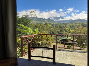 Cabaña panorámica, 1 habitación, baño privado, vista a la montaña | Camas con efecto memoria, decoración personalizada y muebles diferentes