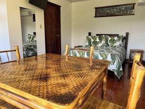 Panoraamamökki, 1 makuuhuone, oma kylpyhuone, vuoristonäköala | Memory foam -patjalliset sängyt, yksilöllisesti sisustettu