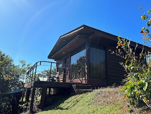 Cabaña panorámica, 1 habitación, baño privado, vista a la montaña | Camas con efecto memoria, decoración personalizada y muebles diferentes
