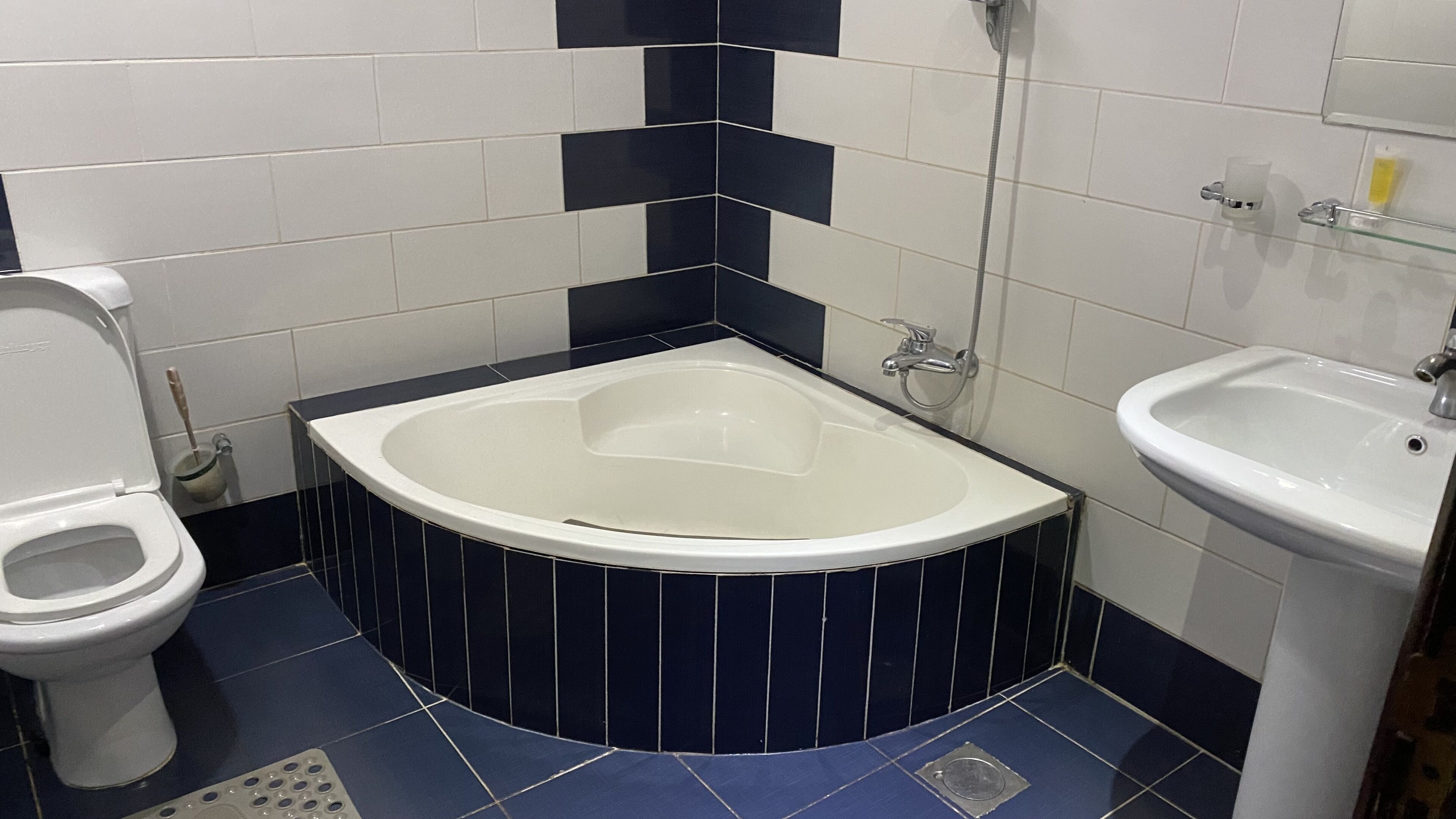 combined shower/bathtub, jetted bath, rainfall showerhead, slippers