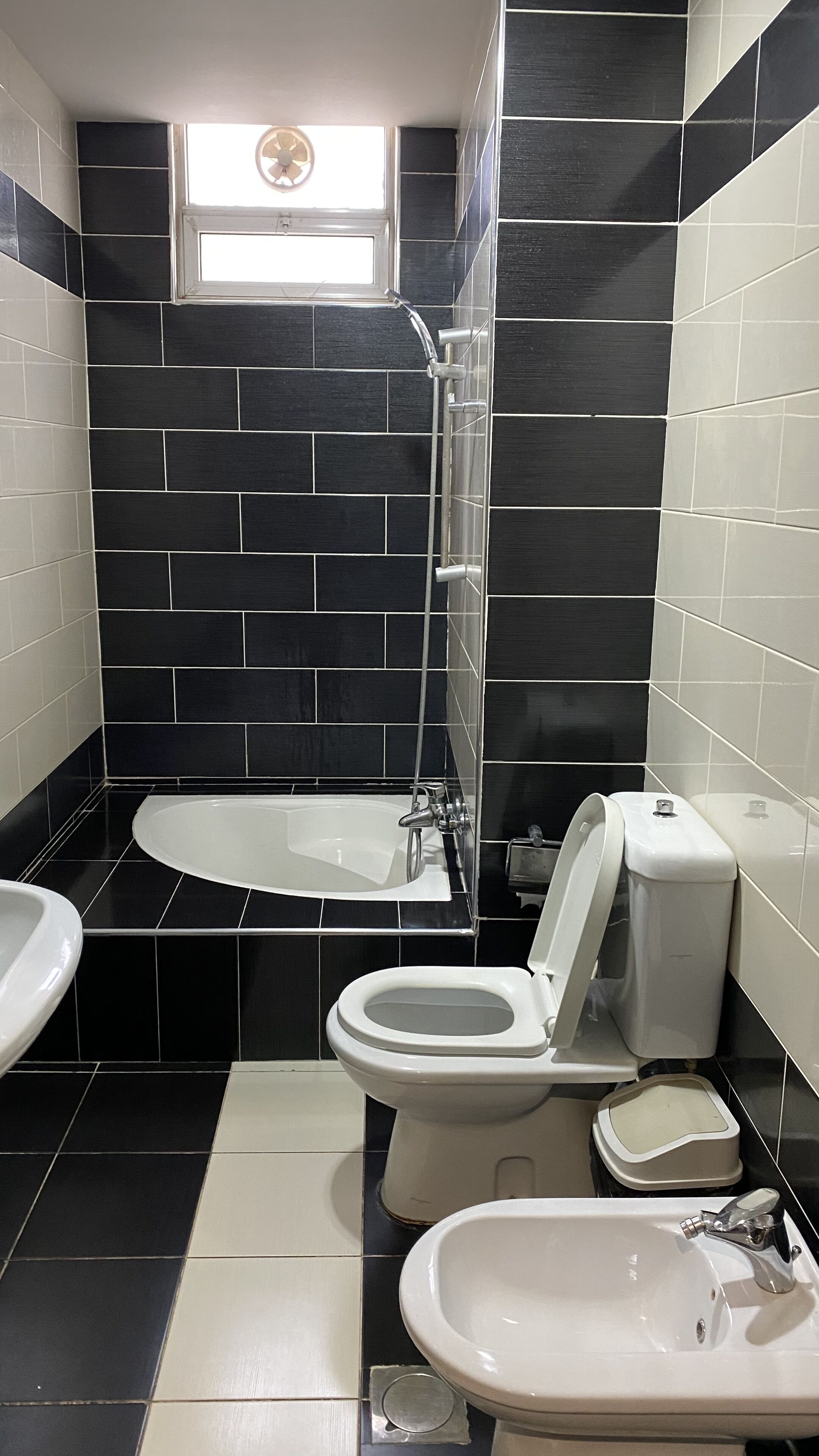 combined shower/bathtub, jetted bath, rainfall showerhead, slippers