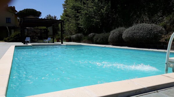 Hồ bơi ngoài trời, mở cửa từ 8:30 đến 20:00, ghế dài tắm nắng