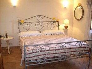 Vila família, 3 quartos, vista para o jardim | Cofres nos quartos, Wi-Fi de cortesia, roupa de cama