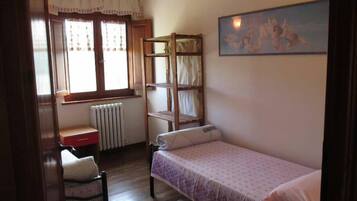 3 bedrooms, in-room safe, free WiFi, bed sheets