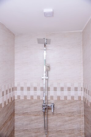 Shower, slippers, towels - SLNCO Villa (Seeduwa - Katunayake)