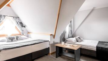 Phòng 4 Premium | Trang bị nội thất với thiết kế riêng biệt, bàn