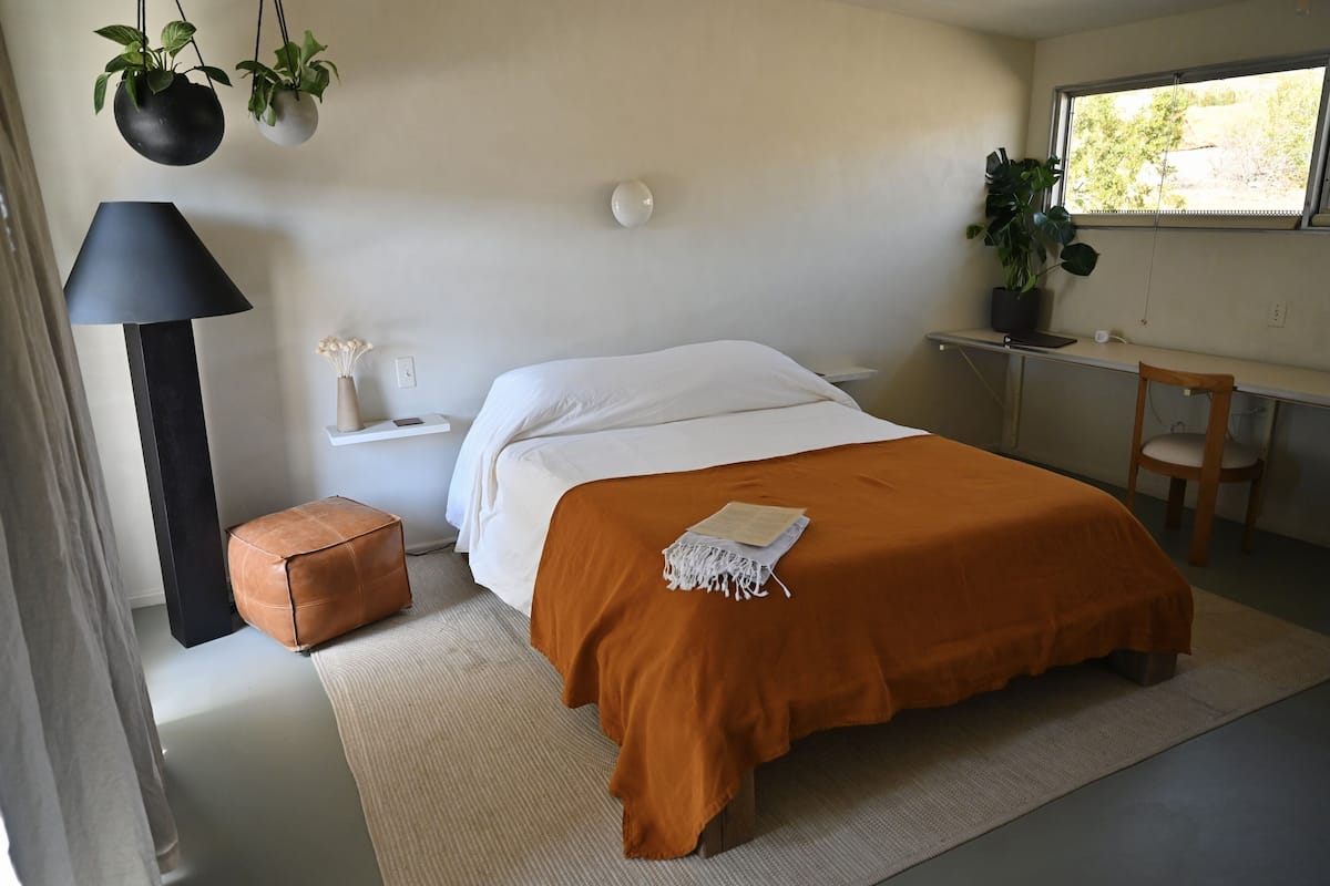 Standard Room, 1 Queen Bed, Non Smoking, Mountain View | Egyptian cotton sheets, premium bedding, down comforters, pillowtop beds