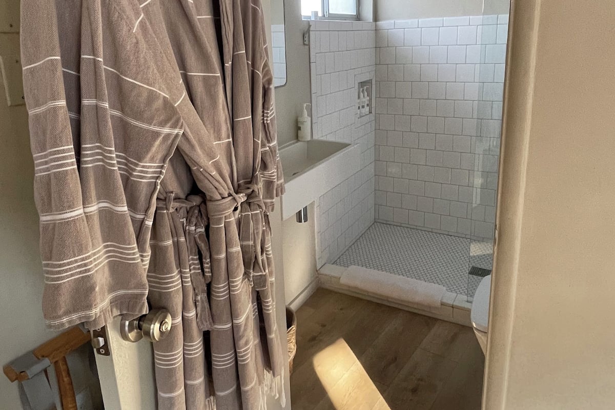 Classic Room, 1 Queen Bed, Private Bathroom, Corner | Egyptian cotton sheets, premium bedding, down comforters, pillowtop beds